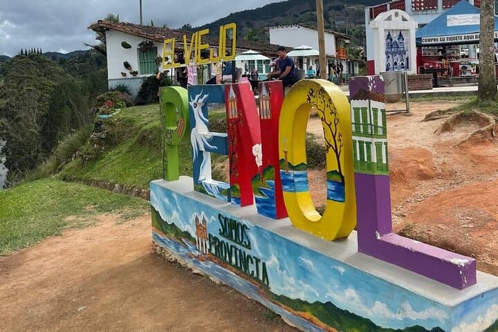 Climb La Piedra and Explore Colorful Guatapé — Day Trip from Medellín photo 2