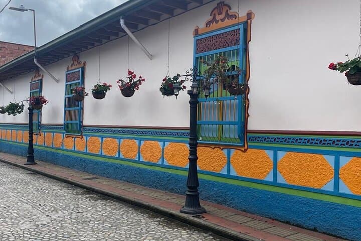 Climb La Piedra and Explore Colorful Guatapé — Day Trip from Medellín photo 3