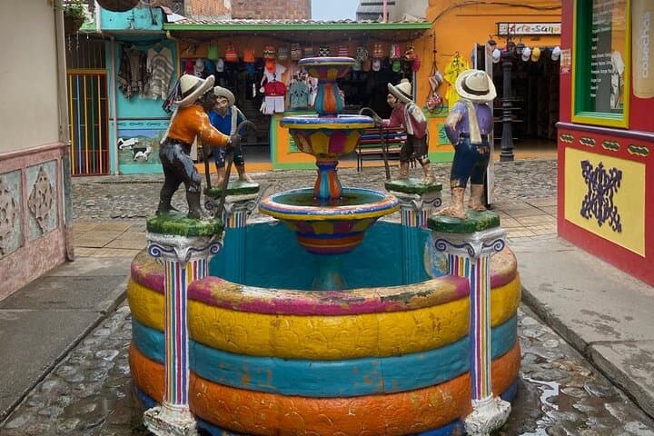 Climb La Piedra and Explore Colorful Guatapé — Day Trip from Medellín photo 4