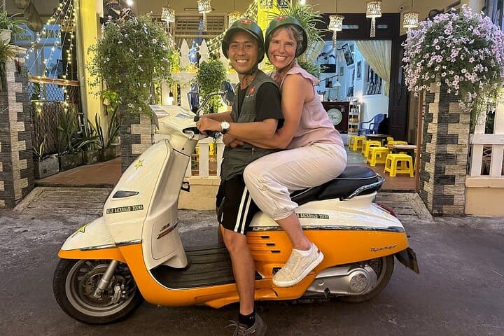 Hoi An Vespa Food Tour: Night Street-Food Ride & Thu Bon Lantern Cruise