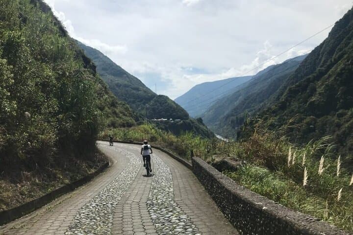 Bicycle Waterfall Route in Baños: Agoyán Dam to Contrabandistas Trail
