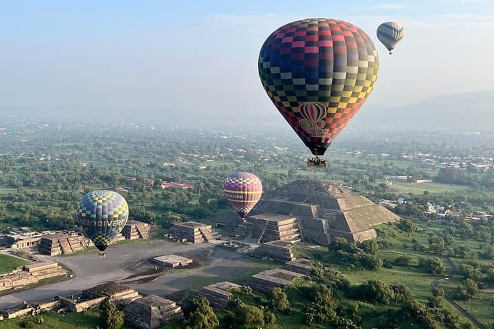 Sunrise Hot Air Balloon Flight Over Teotihuacán Pyramids