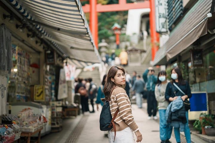 Enoshima Food, Shrines & Caves: Coastal Walking Tour from Fujisawa