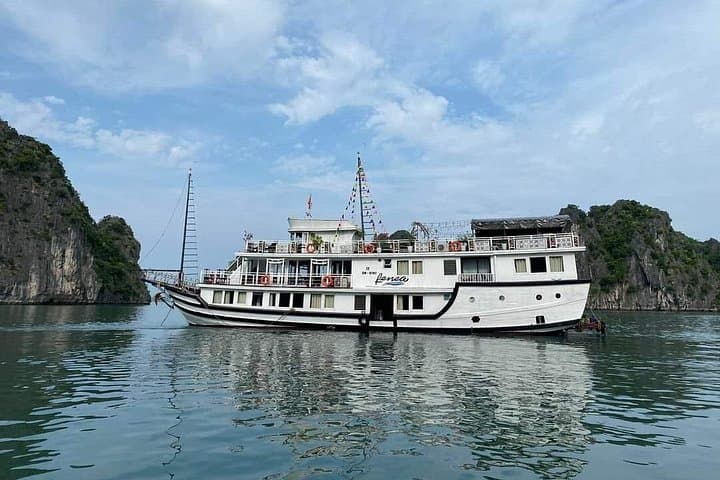 2-Day Bai Tu Long Bay Cruise on a Boutique Wooden Boat from Hanoi