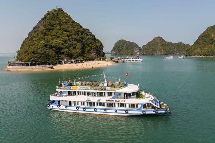 Deluxe Ha Long Bay Day Cruise: Caves, Kayaks & Titop Island photo 4