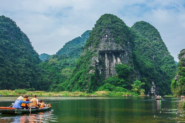 Two-Day Luxury Ninh Binh and Ha Long Bay: Pagodas, Caves & Limestone Karsts photo 4