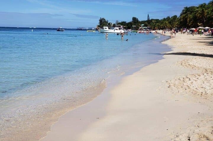 Roatán Monkey & Sloth Eco Park with West Bay Beach — Half-Day Family Tour