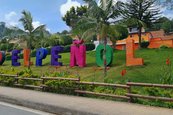 Private Full-Day Guatapé Tour from Medellín — Piedra del Peñol, Colorful Streets & Lake Activities photo 3