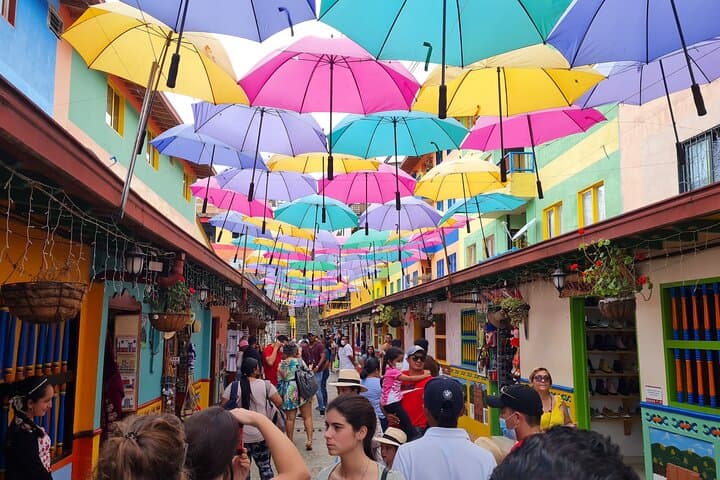 Private Full-Day Guatapé Tour from Medellín — Piedra del Peñol, Colorful Streets & Lake Activities photo 6