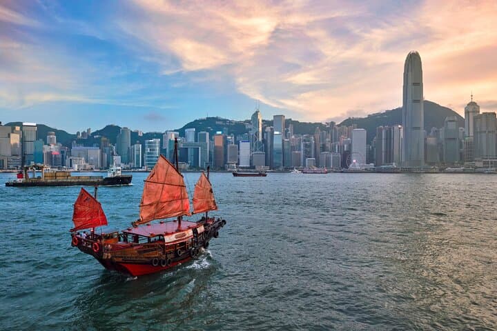 Private 6-Hour Kowloon & Hong Kong Guided Tour — Food, History and Peak Tram Experience photo 2