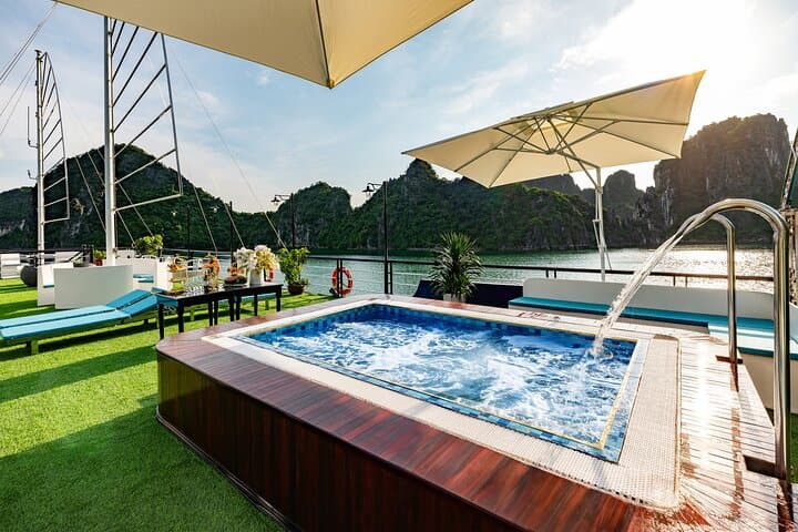 Halong Bay Deluxe Day Cruise from Hanoi — Jacuzzi, Kayak & Titov Island