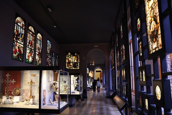 Private Victoria and Albert Museum Highlights Tour: Insider Access to Art & Design photo 5