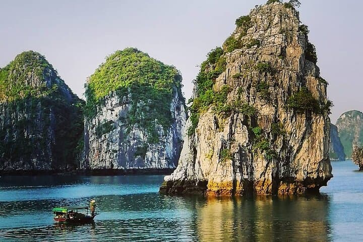 Bai Tu Long Bay Day Cruise: Thien Canh Son Cave, Kayaking & Hidden Islets photo 3