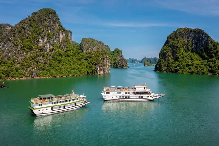 Boutique Overnight Cruise: Halong Bay 2-Day, 1-Night Experience