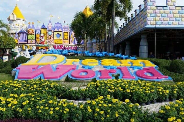 Dream World Bangkok: Full-Day Theme Park Ticket with Private Transfer