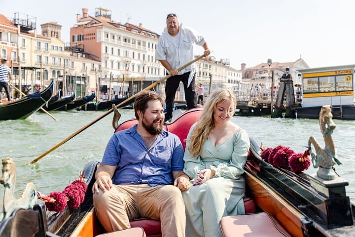 Private Gondola Photoshoot in Venice — St. Mark’s Square to Rialto photo 6