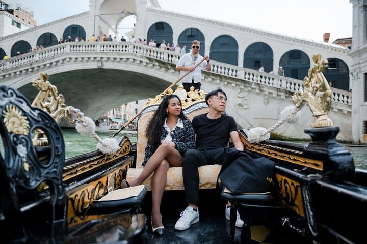 Private Gondola Photoshoot in Venice — St. Mark’s Square to Rialto photo 5