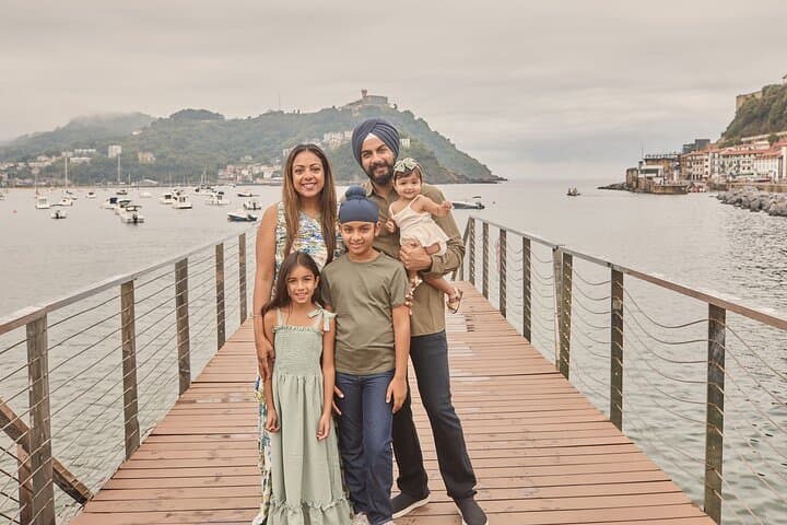 Private Photo Session in San Sebastián: Professional City Portraits on La Concha and Paseo Nuevo photo 2