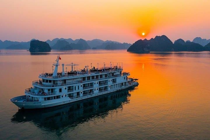 Halong Bay 3-Day Luxury Cruise: Sung Sot, Titop & Cua Van Highlights photo 1
