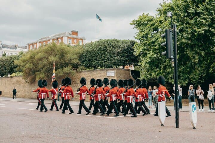 Changing of the Guard Walking Tour: Buckingham Palace to Westminster Highlights photo 5