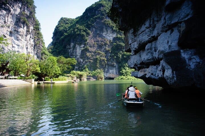 Ninh Binh 2-Day Luxury Small Group Tour: Tam Coc, Mua Cave & Hoa Lu