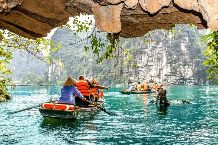 Private Luxury Day Tour in Trang An, Hoa Lu & Mua Cave photo 2