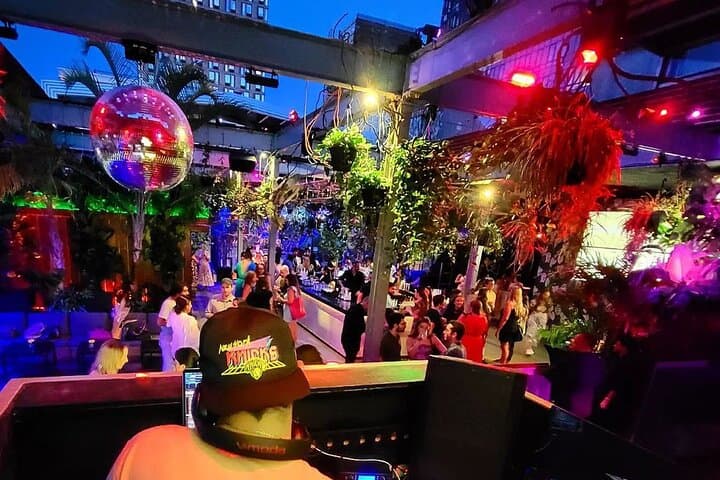 NYC Nightlife Crawl: Pub Crawl with Rooftop Club & VIP Entry