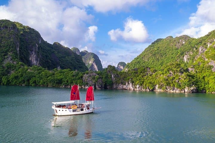 Bai Tu Long Bay Private Day Cruise: Kayak, Cua Van Fishing Village & Tien Ong Cave photo 3