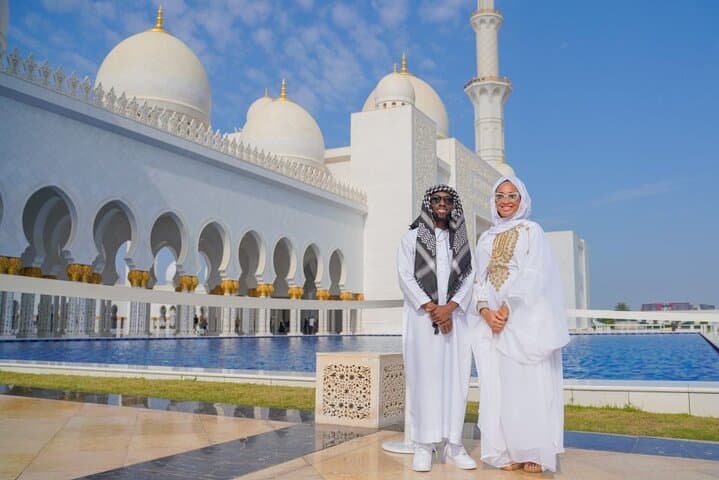 Private Abu Dhabi Day Tour from Dubai — Sheikh Zayed, Louvre & Corniche
