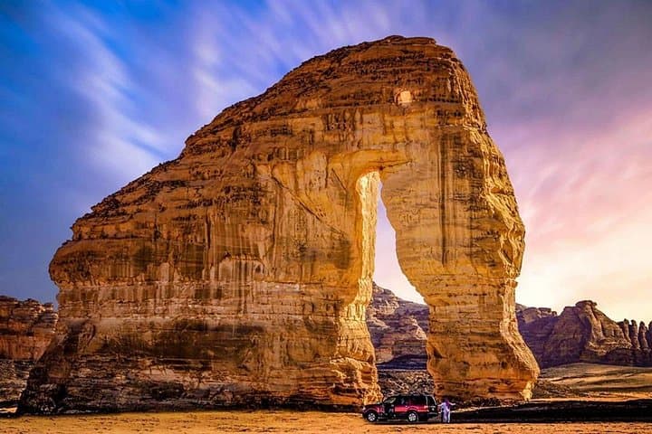 Vintage Land Rover Tour of Hegra: Explore AlUla's Nabataean Tombs photo 4