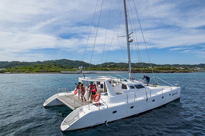 Sailing Roatan’s Southshore: Private Catamaran to French Key & Oakridge