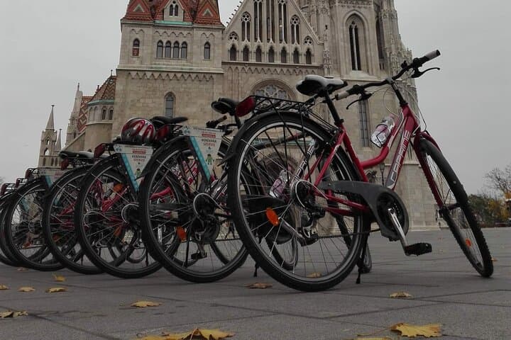 Budapest Grand Sightseeing Bike Tour: Danube to Castle Hill in 3 Hours
