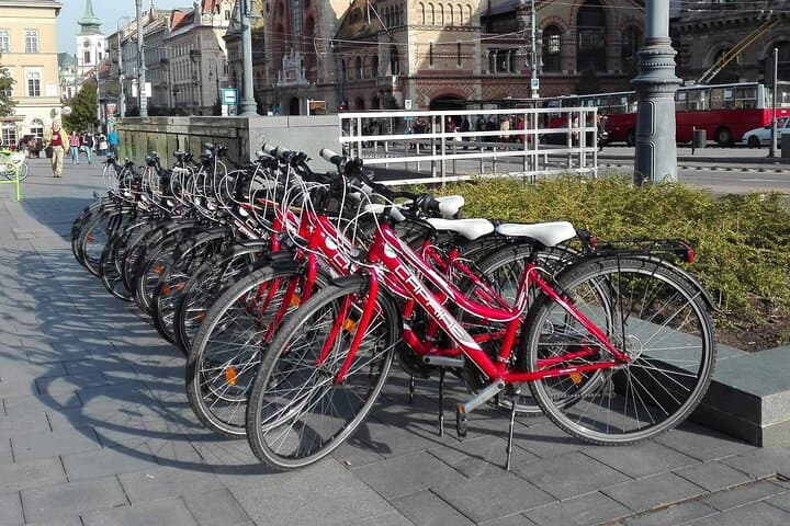 Budapest Grand Sightseeing Bike Tour: Danube to Castle Hill in 3 Hours photo 2