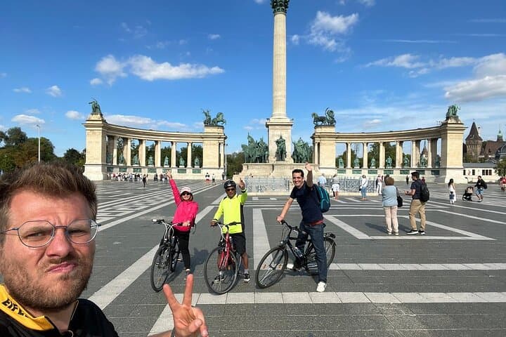 Budapest Grand Sightseeing Bike Tour: Danube to Castle Hill in 3 Hours photo 3