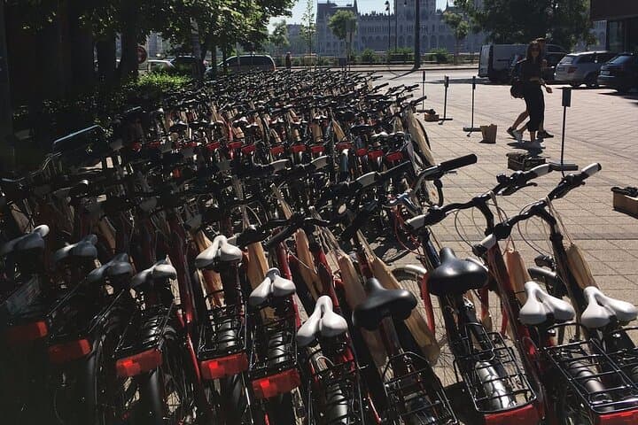 Budapest Grand Sightseeing Bike Tour: Danube to Castle Hill in 3 Hours photo 6