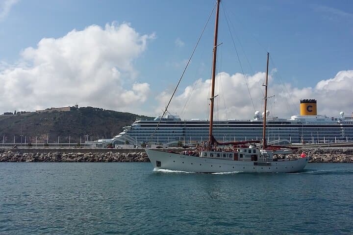 Barcelona Skyline Sailing: Historic 1962 Cruise with Drinks & Music