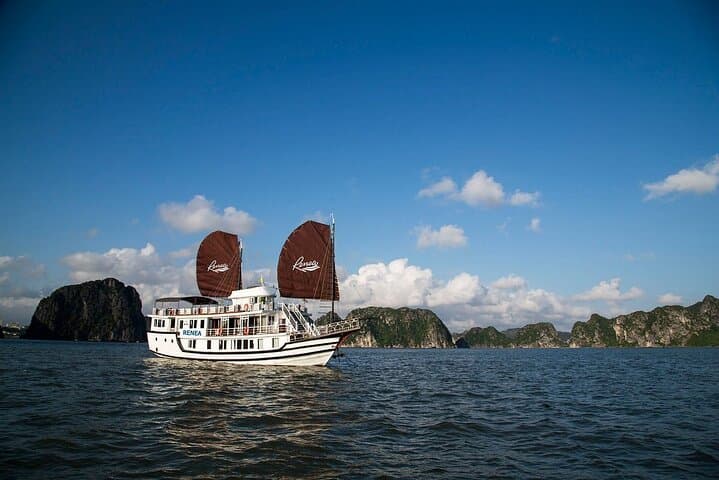Overnight Cruise in Bai Tu Long Bay: 2-Day Renea Journey to Thien Canh Son Cave