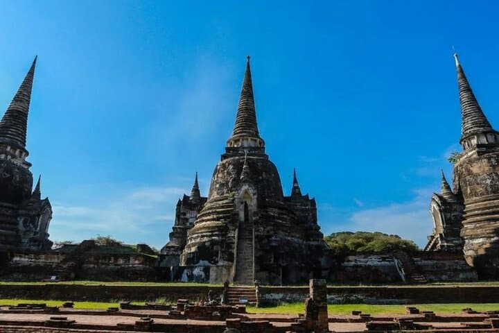 Ayutthaya Zoo & Temple Day Tour from Bangkok — Giraffe Encounters & Thai Costume Experience photo 2