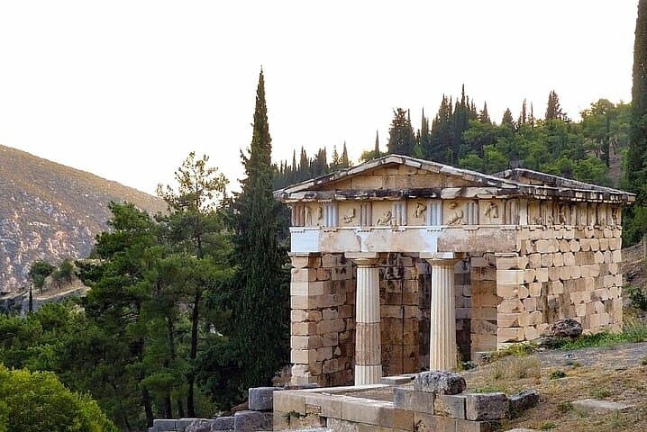 Delphi Day Trip from Athens: Temple of Apollo, Hosios Loukas & Arachova