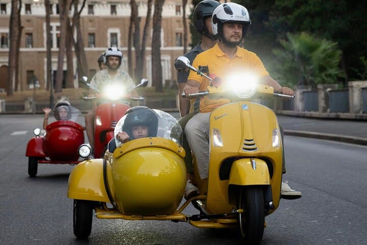 Rome Vespa Sidecar Tour: 90-Minute City Highlights by Sidecar photo 4