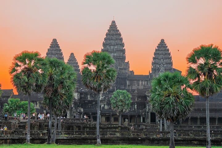 Angkor Wat Sunrise Private Tour with Breakfast and Full-Day Angkor Complex