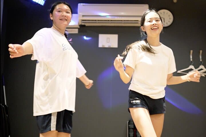 Shuffle Dance in Tokyo: Intermediate Class with a TikTok Pro in Shinjuku photo 4