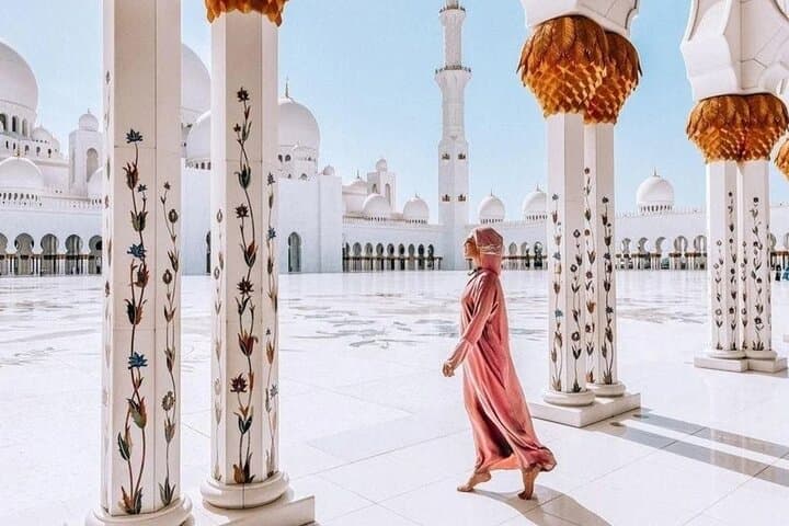 Majestic Dubai and Abu Dhabi: 5-Day Luxury City, Coast & Desert Experience photo 3