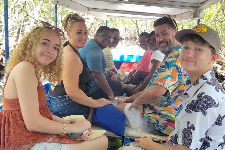 Roatán Mangrove Tunnel E‑Bike, Food Tasting & Beach Day Pass photo 2