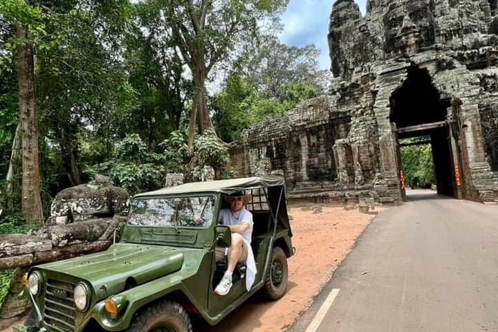 Private Jeep Sunset Tour: Angkor Wat, Angkor Thom & Phnom Bakheng (Half Day)