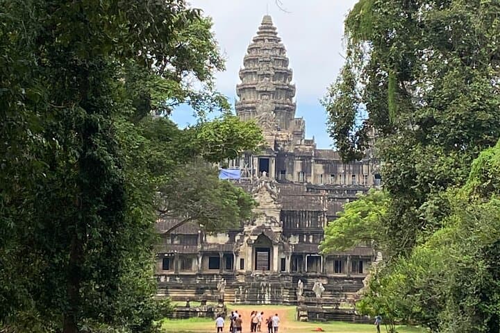 Private Jeep Sunset Tour: Angkor Wat, Angkor Thom & Phnom Bakheng (Half Day) photo 3