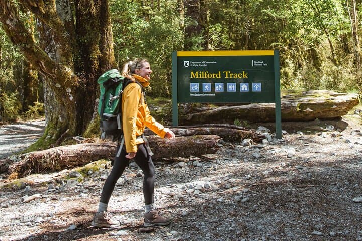 Milford Track Day Walk: Lake Te Anau Water Taxi to Glade Wharf