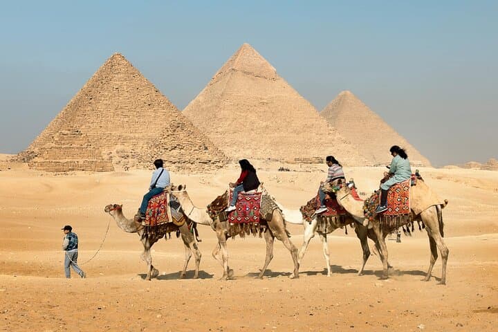 Cairo Pyramids and Egyptian Museum Guided Tour: Explore Giza in a Day