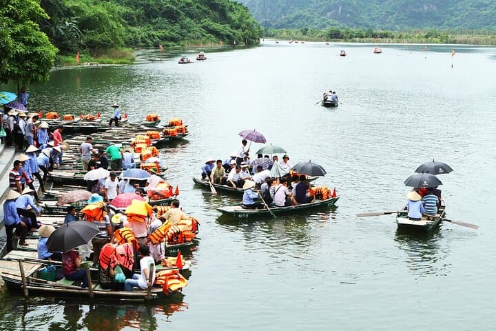 Full-Day Ninh Binh: Hoa Lu, Trang An Boat & Mua Cave Climb photo 5
