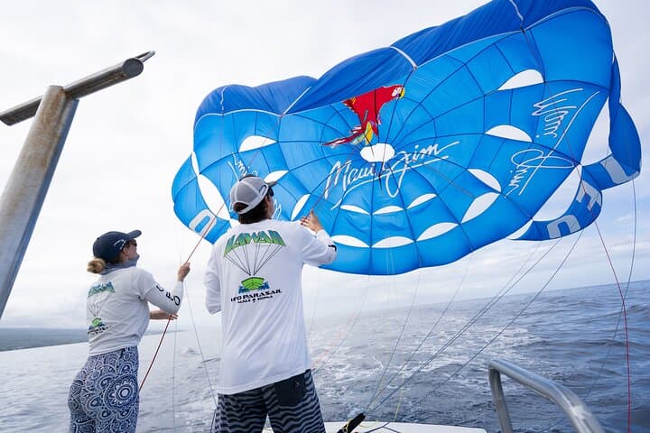 Parasail Over Kona: Big Island Parasailing Experience photo 4